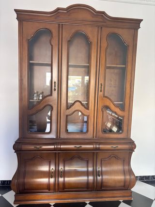 Mueble aparador de madera con vitrina