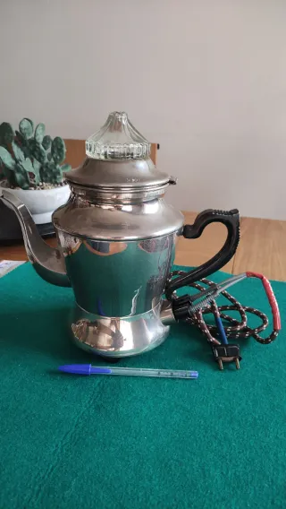 Cafetera eléctrica antigua funcionando