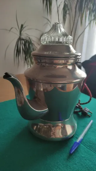Cafetera eléctrica antigua funcionando