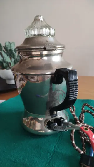 Cafetera eléctrica antigua funcionando