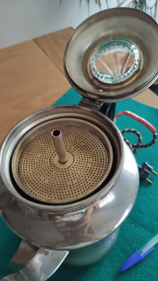Cafetera eléctrica antigua funcionando