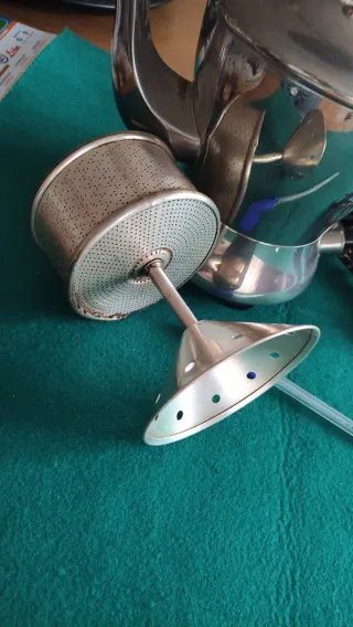 Cafetera eléctrica antigua funcionando