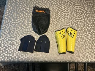 Espinilleras de fútbol amarillas y negras