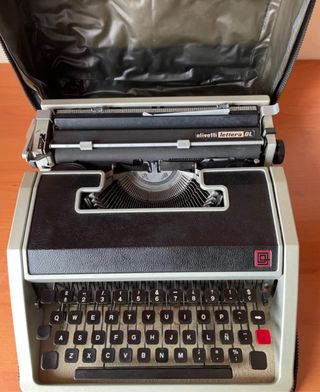 Máquina de escribir Olivetti Lettera DL
