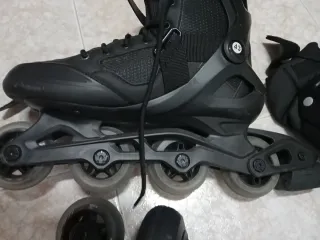 Patines en línea y protecciones, talla 43