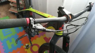 Bicicleta da Montagna Cube in Carbonio