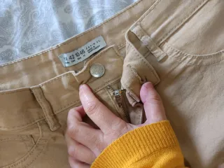 Pantalón mujer beige ajustado
