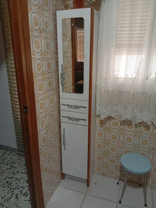 Mueble de baño alto con espejo