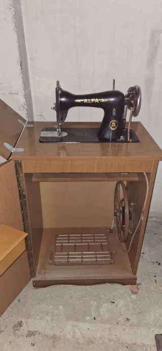 Máquina de coser Alfa antigua con mueble