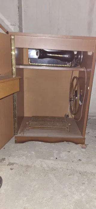 Máquina de coser Alfa antigua con mueble