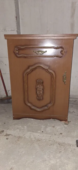 Máquina de coser Alfa antigua con mueble