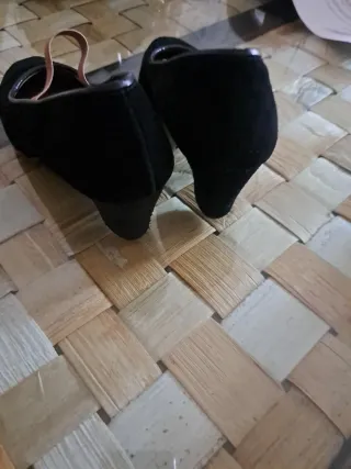 Zapatos de flamenco ante negros.
