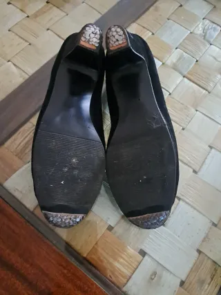 Zapatos de flamenco ante negros.