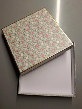 Scatola quadrata decorata stile Liberty