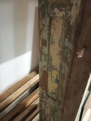 Ventana antigua para decoración o restauración