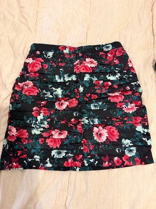 Falda fruncida floral negra y rosa