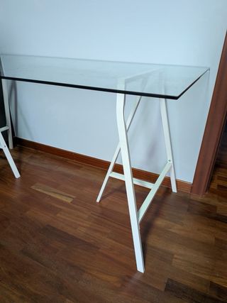 Mesa de cristal con patas metálicas blancas
