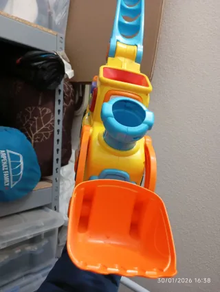 Camión de juguete con luces y bolas