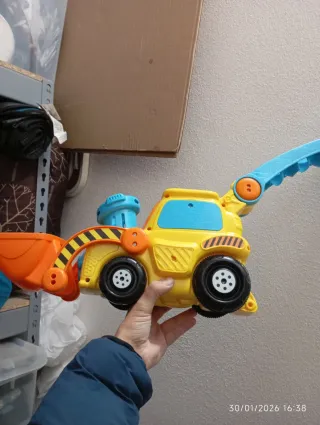 Camión de juguete con luces y bolas