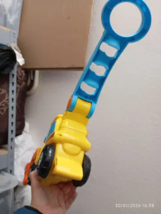 Camión de juguete con luces y bolas