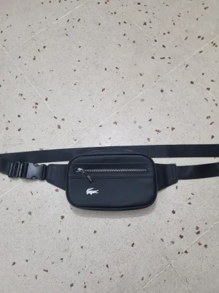 Lote de dos riñoneras louis vuitton i lacoste