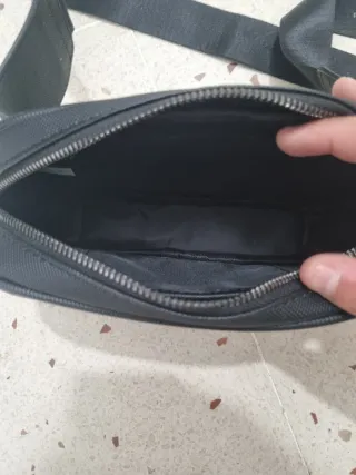 Lote de dos riñoneras louis vuitton i lacoste