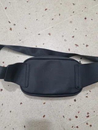 Lote de dos riñoneras louis vuitton i lacoste