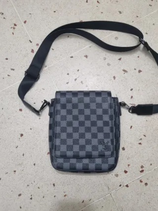 Lote de dos riñoneras louis vuitton i lacoste