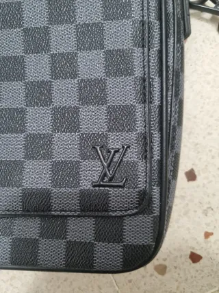 Lote de dos riñoneras louis vuitton i lacoste
