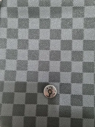 Lote de dos riñoneras louis vuitton i lacoste