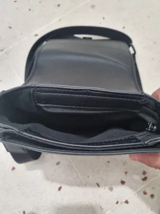 Lote de dos riñoneras louis vuitton i lacoste