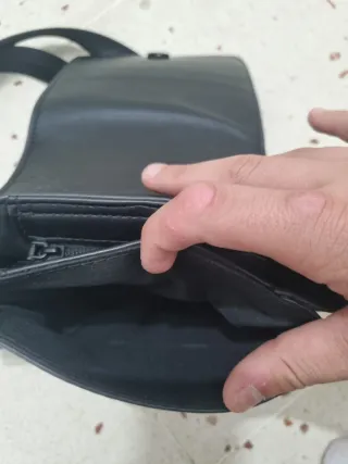 Lote de dos riñoneras louis vuitton i lacoste