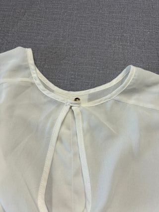 Blusa bianca con dettagli oro