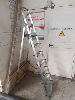 Escalera alta 2.20  ( plegable de aluminio )