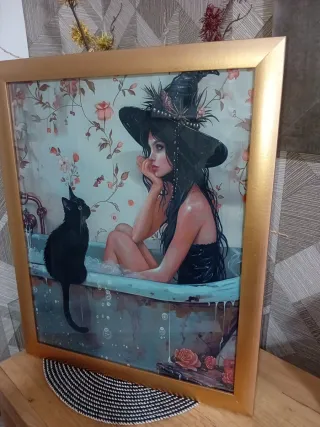 Cuadro dorado lienzo chica en bañera con gato negr