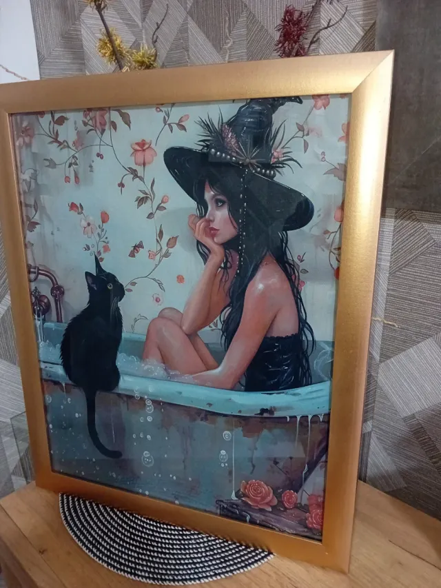 Cuadro dorado lienzo chica en bañera con gato negr