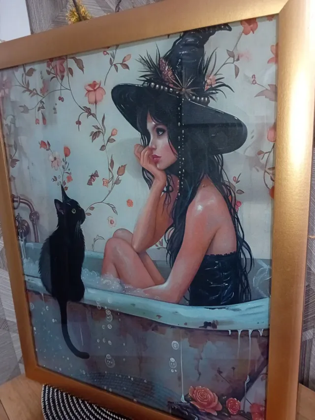 Cuadro dorado lienzo chica en bañera con gato negr