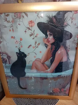 Cuadro dorado lienzo chica en bañera con gato negr