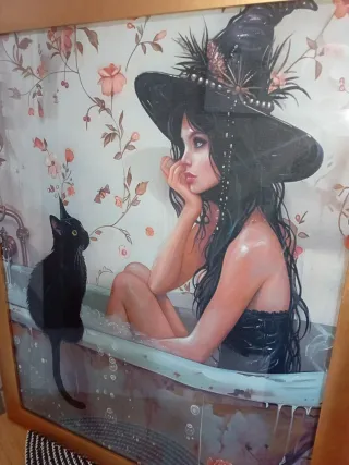 Cuadro dorado lienzo chica en bañera con gato negr