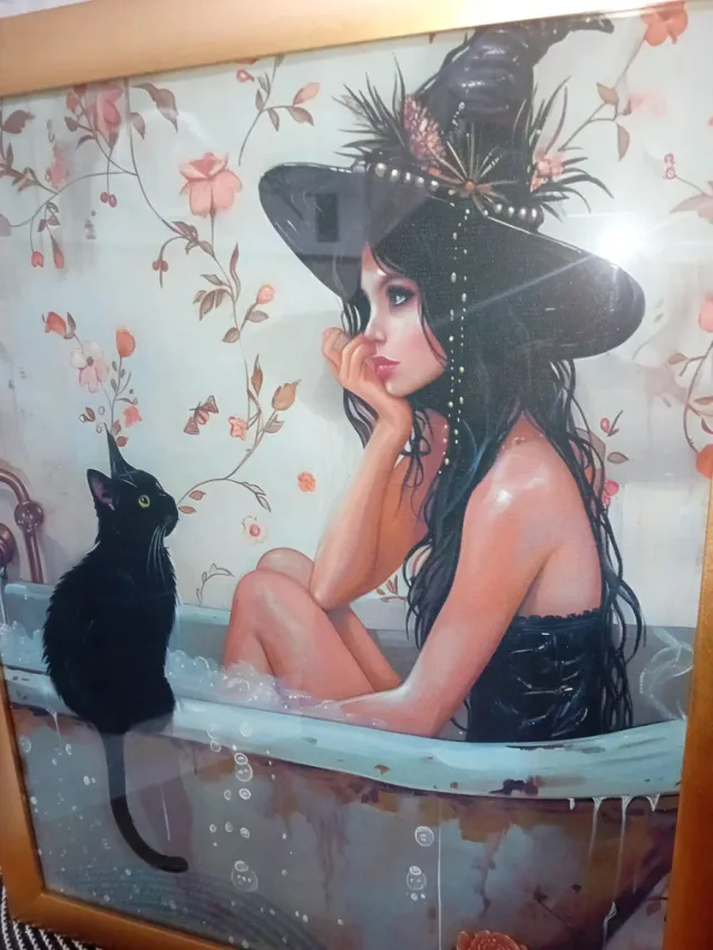 Cuadro dorado lienzo chica en bañera con gato negr