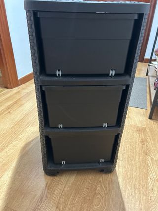 Cajonera de plástico negra con tiradores plateados