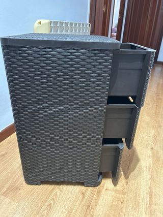 Cajonera de plástico negra con tiradores plateados