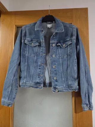 Cazadora tejana con flores blancas