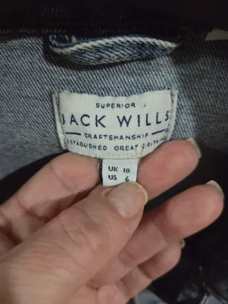 Cazadora tejana con flores blancas