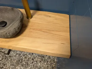 Lavabo de piedra y encimera madera