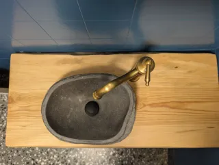 Lavabo de piedra y encimera madera