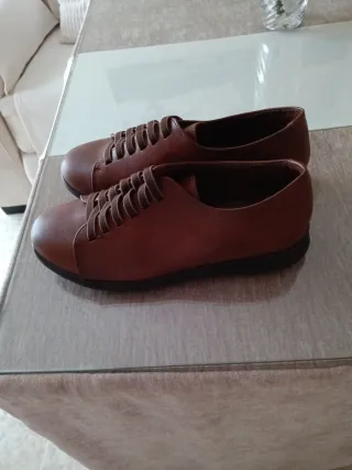 Zapatos marrones de cordones.