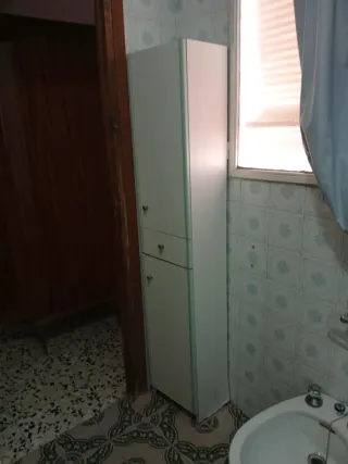 Mueble de baño blanco y azul