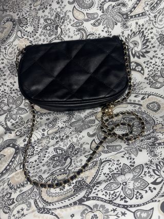 Bolso negro acolchado con cadena