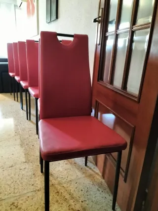 Mesa Comedor Cristal y 6 Sillas Rojas